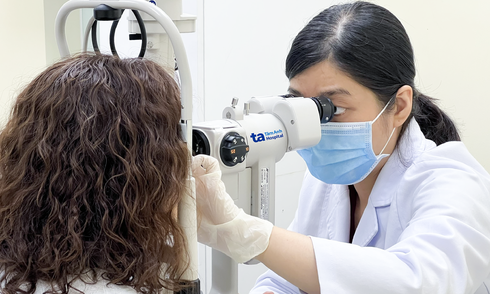 What happens if pink eye treatment is delayed?