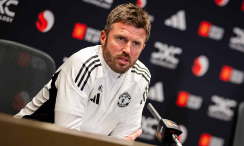 Carrick ignores criticism from Roy Keane