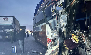 Multi-vehicle collision on expressway leaves one dead