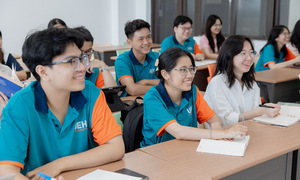 Ho Chi Minh City University of Economics new graduates earn over 9 million VND