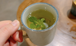 What happens to blood sugar when drinking peppermint tea?
