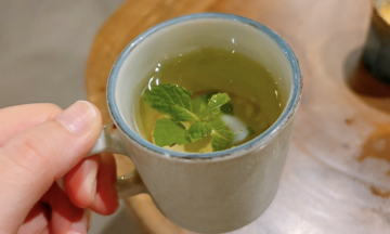 What happens to blood sugar when drinking peppermint tea?