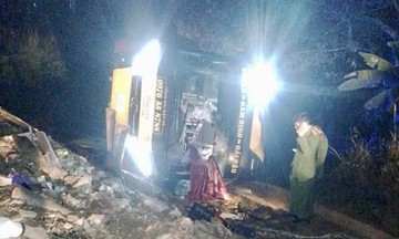 Passenger bus overturns, 4 dead in Son La
