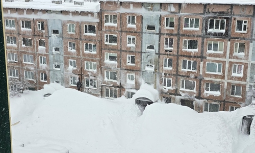Record snow buries apartment building rooftops in Russia