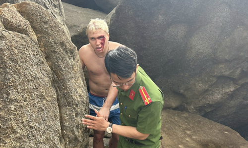 Rescue two foreign tourists swept by waves, trapped in a rock crevice