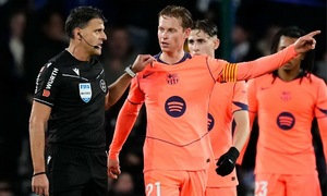 De Jong criticizes arrogant referee after Barca's defeat