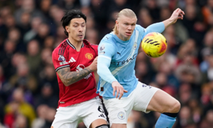 Man Utd defender in war of words with Scholes