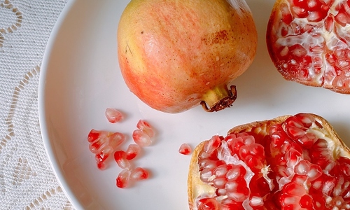 10 health benefits of eating pomegranate