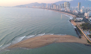 A sand dune over 100 m appears in Nha Trang beach