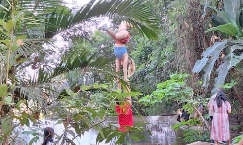 Tourists criticized for yoga poses at Thai temple
