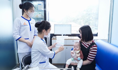 Why do children often experience prolonged wheezing after recovering from RSV?