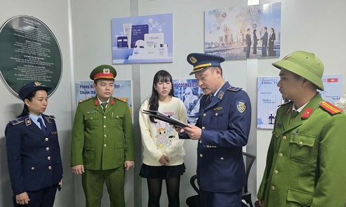 Female director runs counterfeit cosmetics production facility