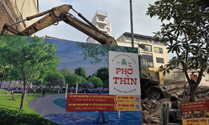 Demolition of structures by Ho Guom Lake