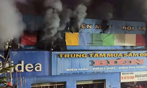 Electronics store fire, two mother and child die