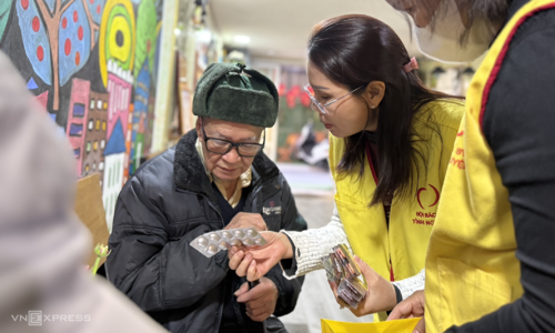 Coffee shop transforms into 'zero-cost' clinic