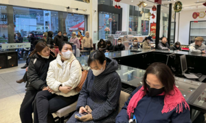 Gold bar price drops by nearly 2 million dong