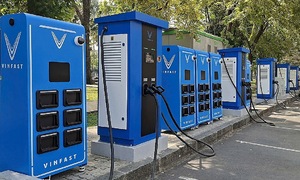 Electric motorcycle battery swap cabinets must be shared, non-exclusive