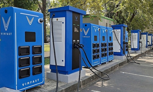 Electric motorcycle battery swap cabinets must be shared, non-exclusive