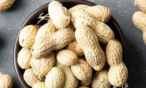 Why peanuts are not recommended as a snack with alcohol