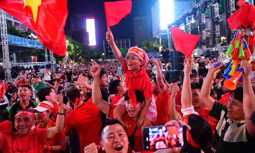 Fans erupt in joy as Vietnam leads South Korea 2-1