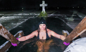 Russians brave minus 33 degrees Celsius for ice bathing