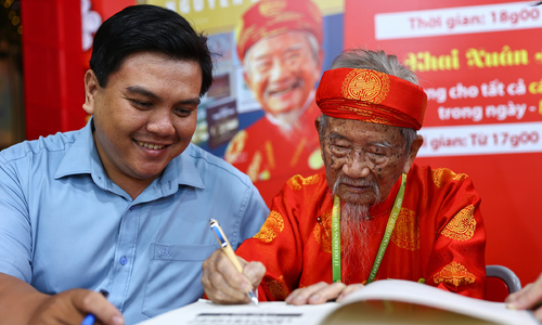 Ho Chi Minh City to Host Longevity Celebrations, Present Golden Khans to Elderly for Tet
