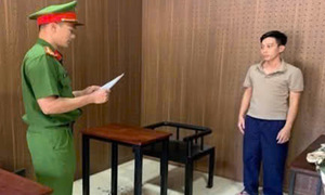 Bank employee embezzles funds from five customers using their phones