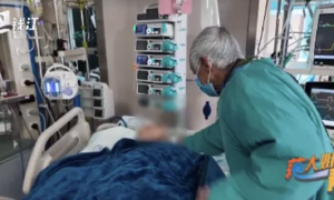 An 81-year-old man travels nearly 100 kilometers daily to hold his wife's hand