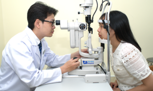 5 ways to protect your eyes when wearing contact lenses