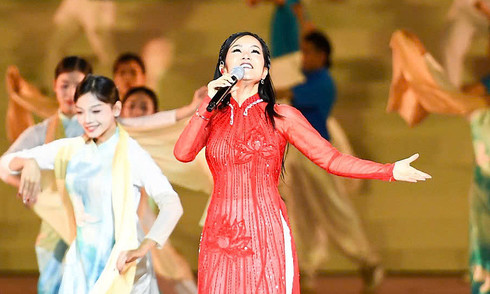 Artists perform to celebrate the 14th National Congress