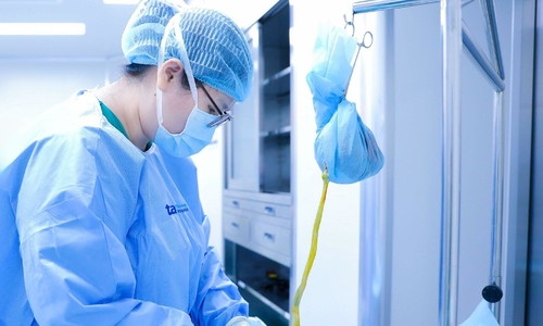 Who can store stem cells when giving birth?