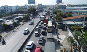 Overpass construction to ease congestion on road to Rach Mieu 2 bridge