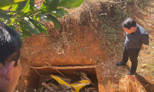 Motorbike of bank robbery suspect found in Gia Lai