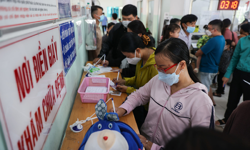 Ho Chi Minh City residents from 25 dissolved medical centers can choose new examination locations