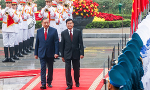 Vietnam fires 21-gun salute for Lao party leader, president