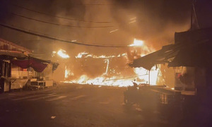 Fire engulfs four houses in Ho Chi Minh City market