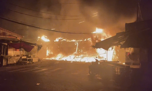 Fire engulfs four houses in Ho Chi Minh City market
