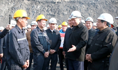 General secretary, prime minister visit Quang Ninh coal workers