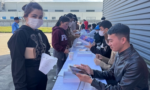 Company in Quang Ngai gifts more than 5,000 tablets to workers