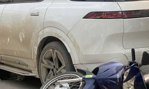 Reversing car causes fatality on Hanoi street