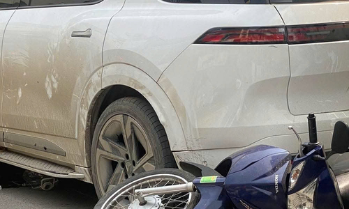 Reversing car causes fatality on Hanoi street