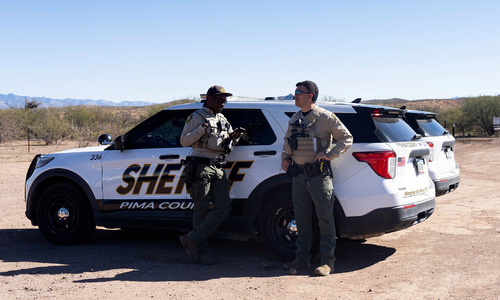 U.S. border patrol in shootout with human smuggling suspect