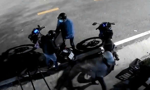 Security camera captures thieves breaking in, stealing safe with gold