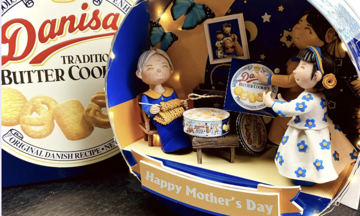 A butter cookie tin preserves Tet memories across generations