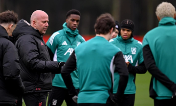 Carragher: 'Slot could lose his job if Liverpool miss out on champions league'