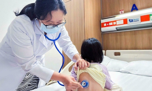 Young girl diagnosed with bronchitis complicated by otitis media and urticaria