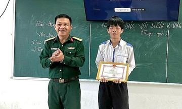 Awarding student for assisting pilot after plane crash in Dak Lak