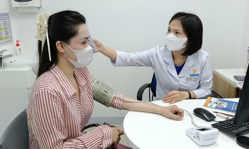 Should chickenpox vaccination be considered before pregnancy?