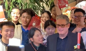 UK prime minister tastes early Tet at restaurant in China