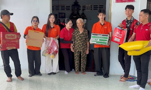 The 'spring of love' program brings early tet to Luong Tam commune